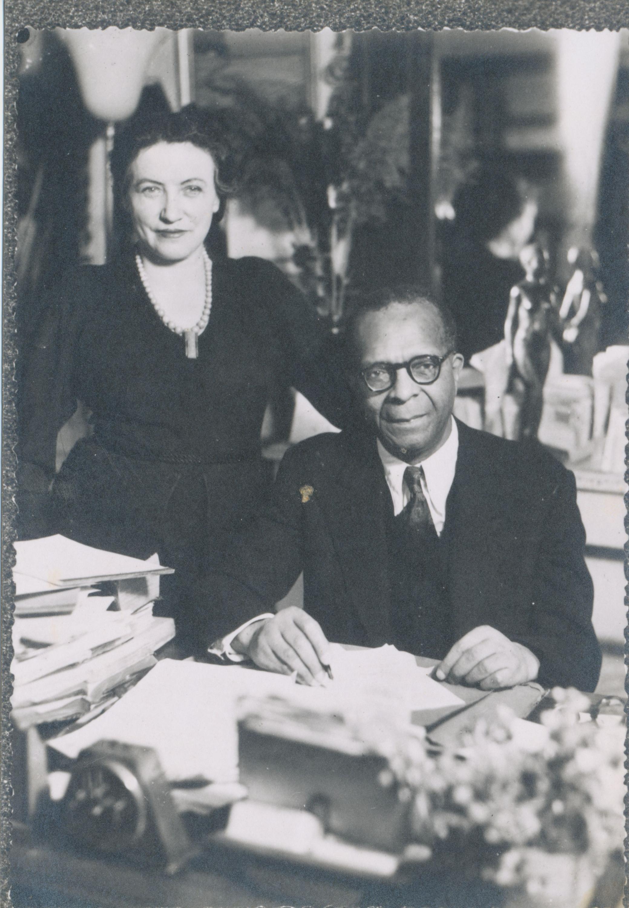 Camille et René Maran à Paris en 1947